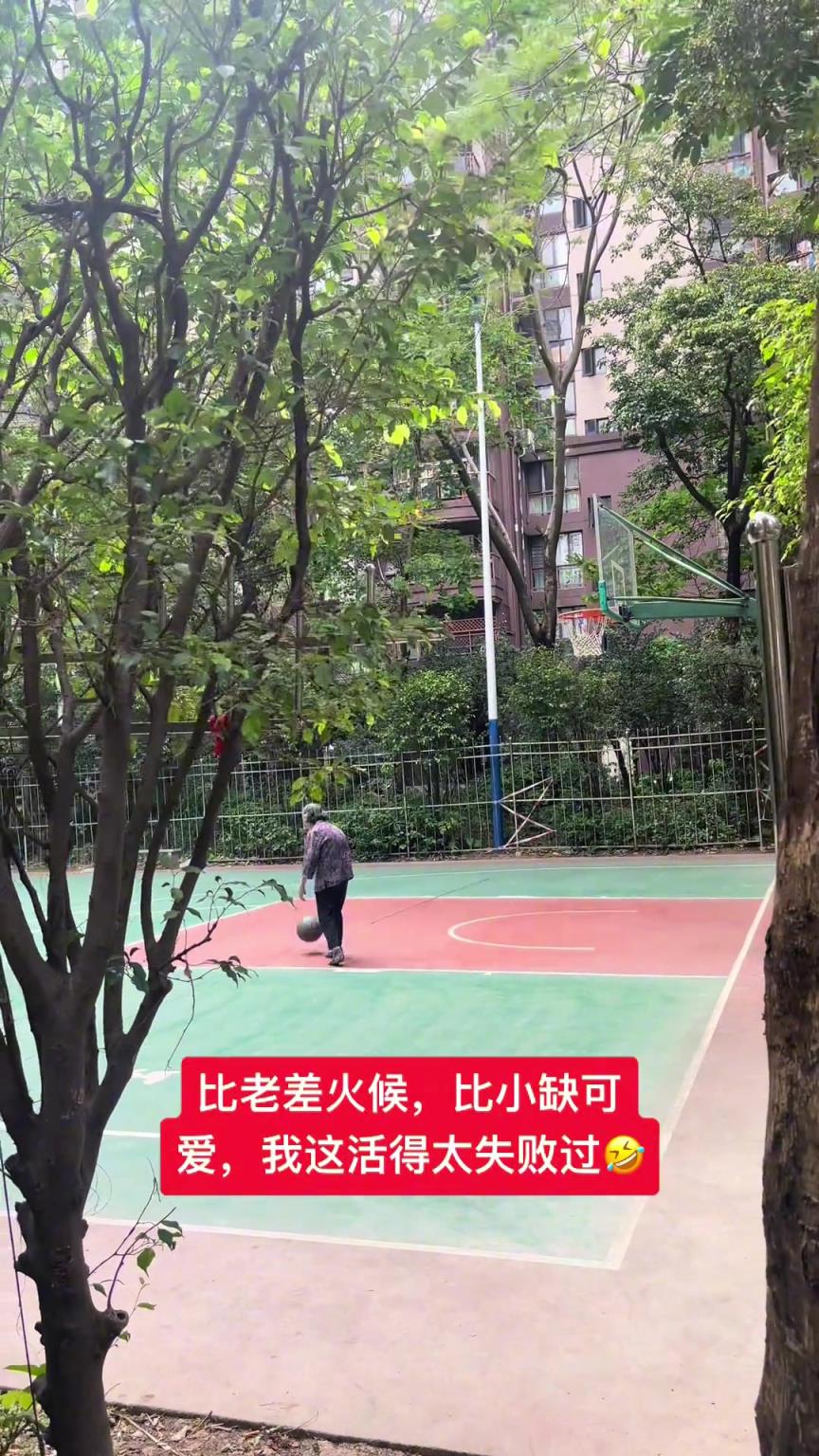 這阿婆單手一投一個(gè)準(zhǔn)，姜還是老的辣