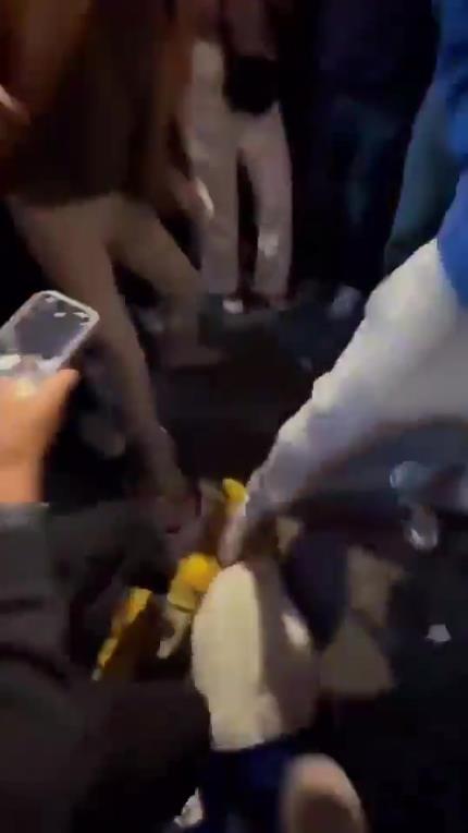 驚！尼克斯大勝步行者后，哈利伯頓遭主場(chǎng)球迷群毆