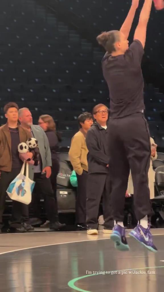 71歲成龍現(xiàn)身巴克萊中心看女籃比賽：她們投籃怎么那么準(zhǔn)?。?！
