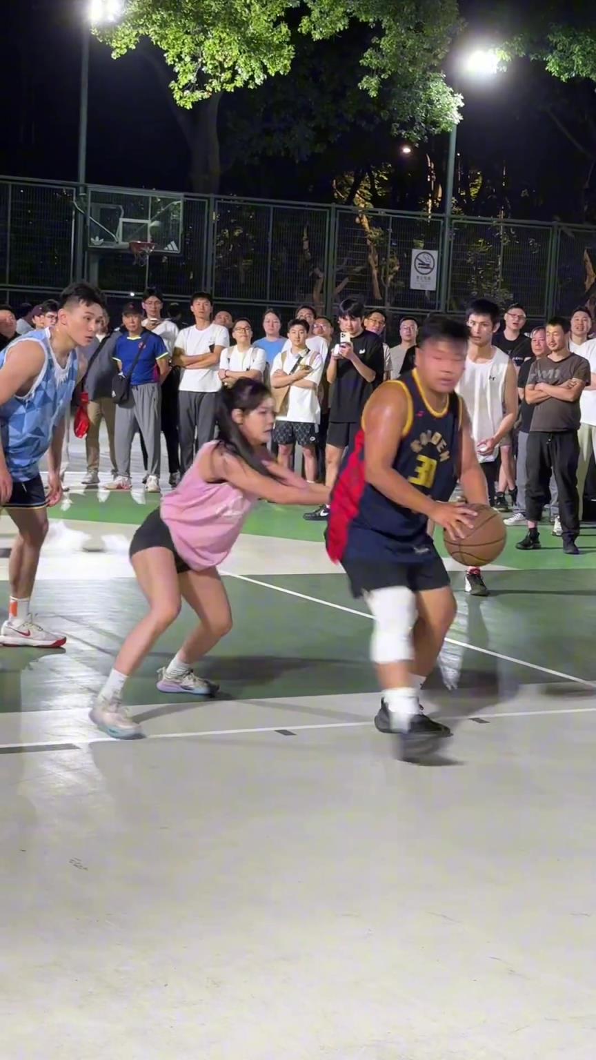 這哥們看見防自己的是女生，一個勁背打，球也不傳了